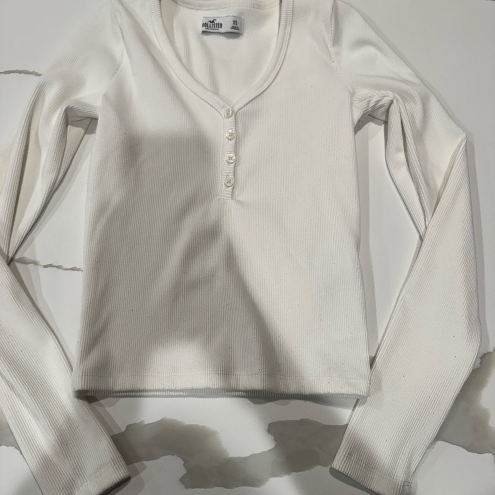 Women’s Hollister Cream Long Sleeve V-Neck Top